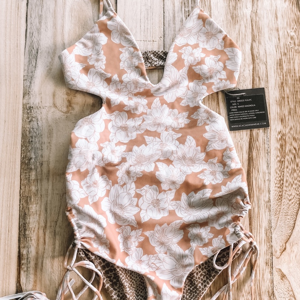🤎 BNWT ACACIA Greece One Piece 🤎